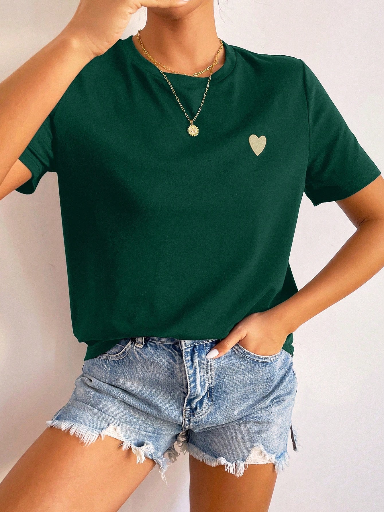 Einfaches Damen T-Shirt mit Herz Dekoration