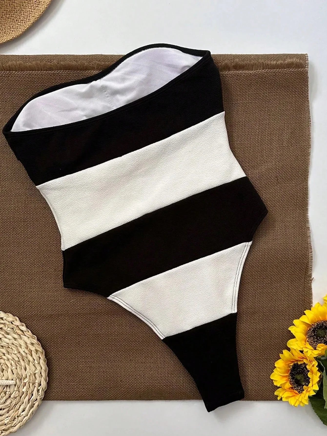 Schulterfreies Einteiler-Schwimmen-Oberteil High-Leg mit Kontrast