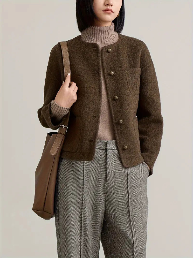Kurze, unifarbene Shinellea Jacke mit bestickten Taschen