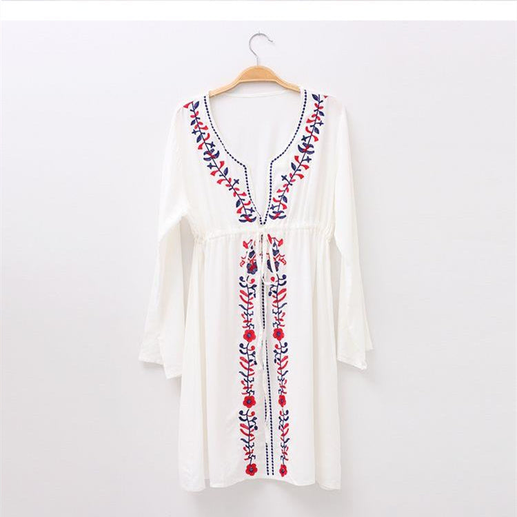 Boho-Strandkleid mit Stickerei und langen Ärmeln von BerlinGlamour