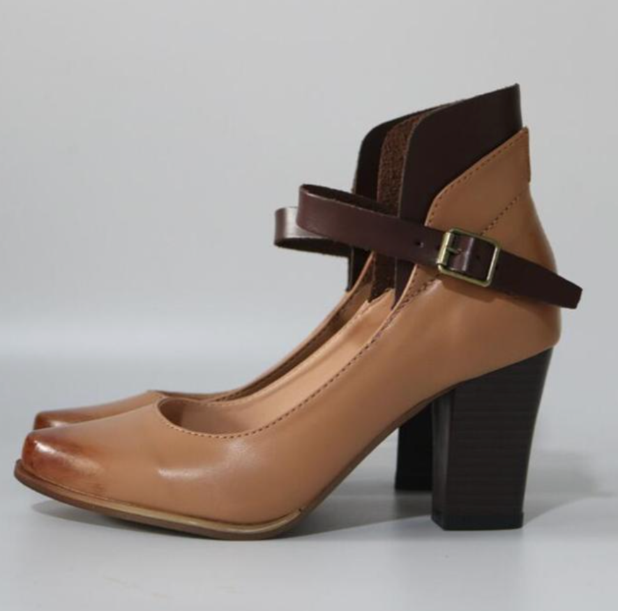 Hohe Pumps mit dicken Absätzen und Knöchelriemen
