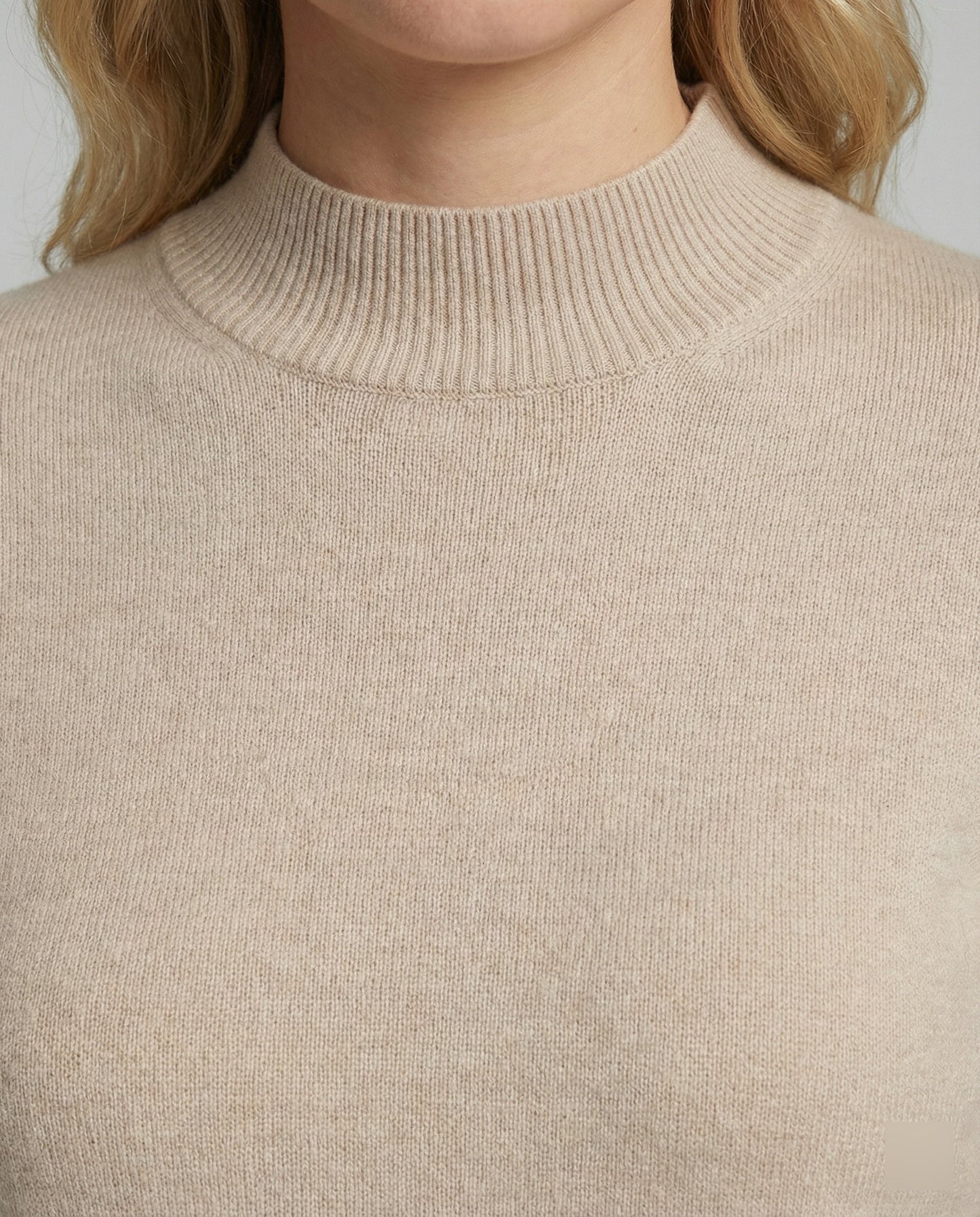 Strickensemble mit Stehkragenpullover und elastischer Bundhose Damen