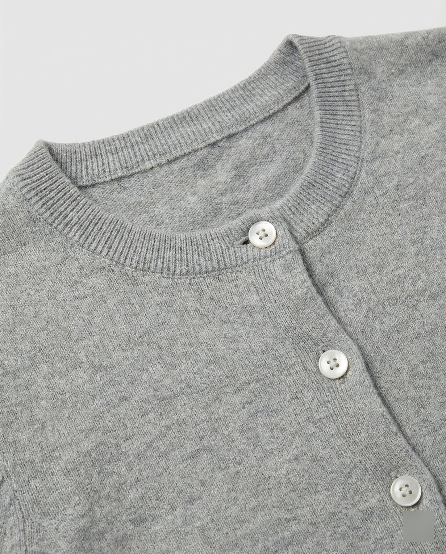 Strickcardigan Kurz mit Knöpfen und Logo