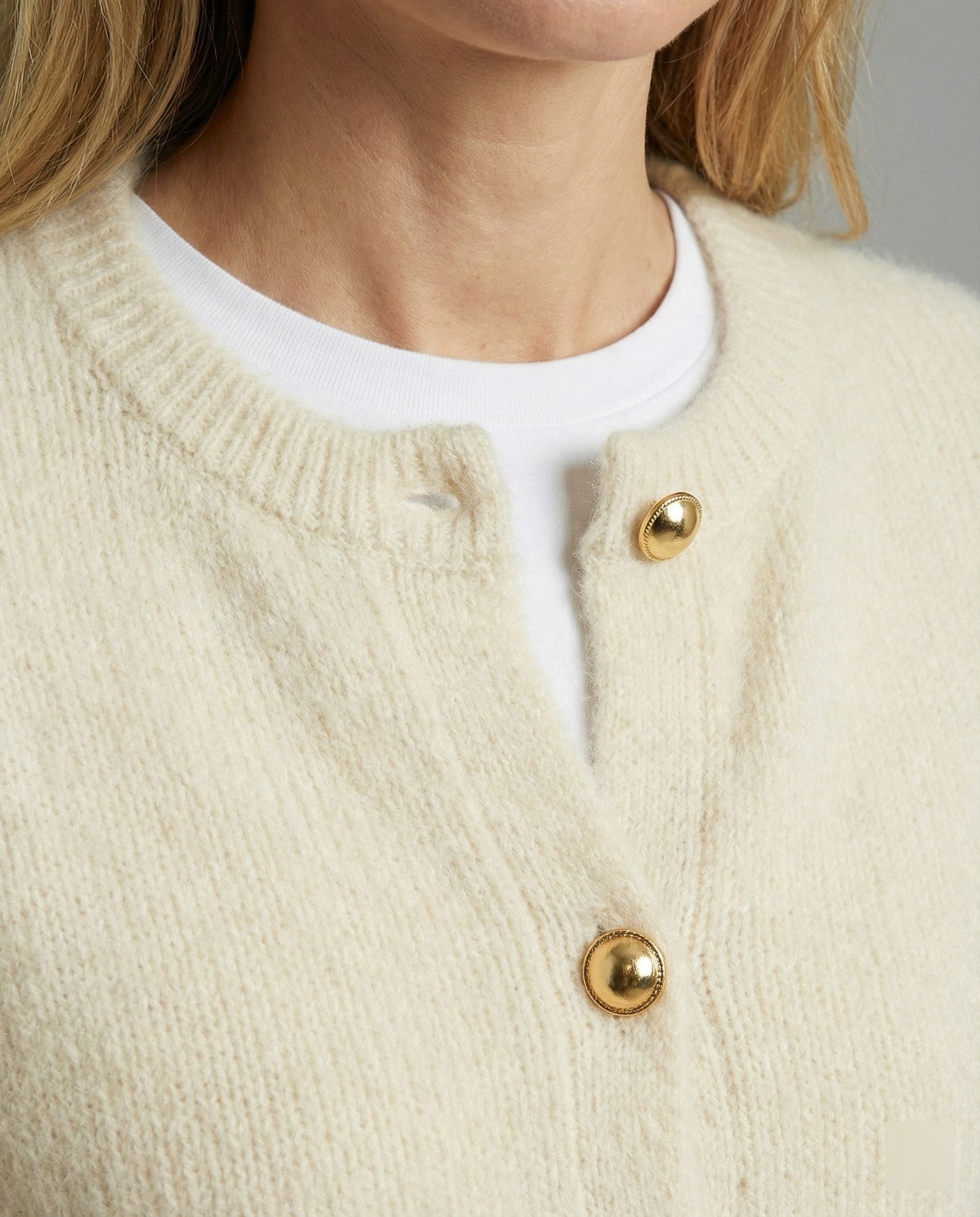 Kurze Bouclé-Cardigan mit Goldknöpfen und Eingrifftaschen
