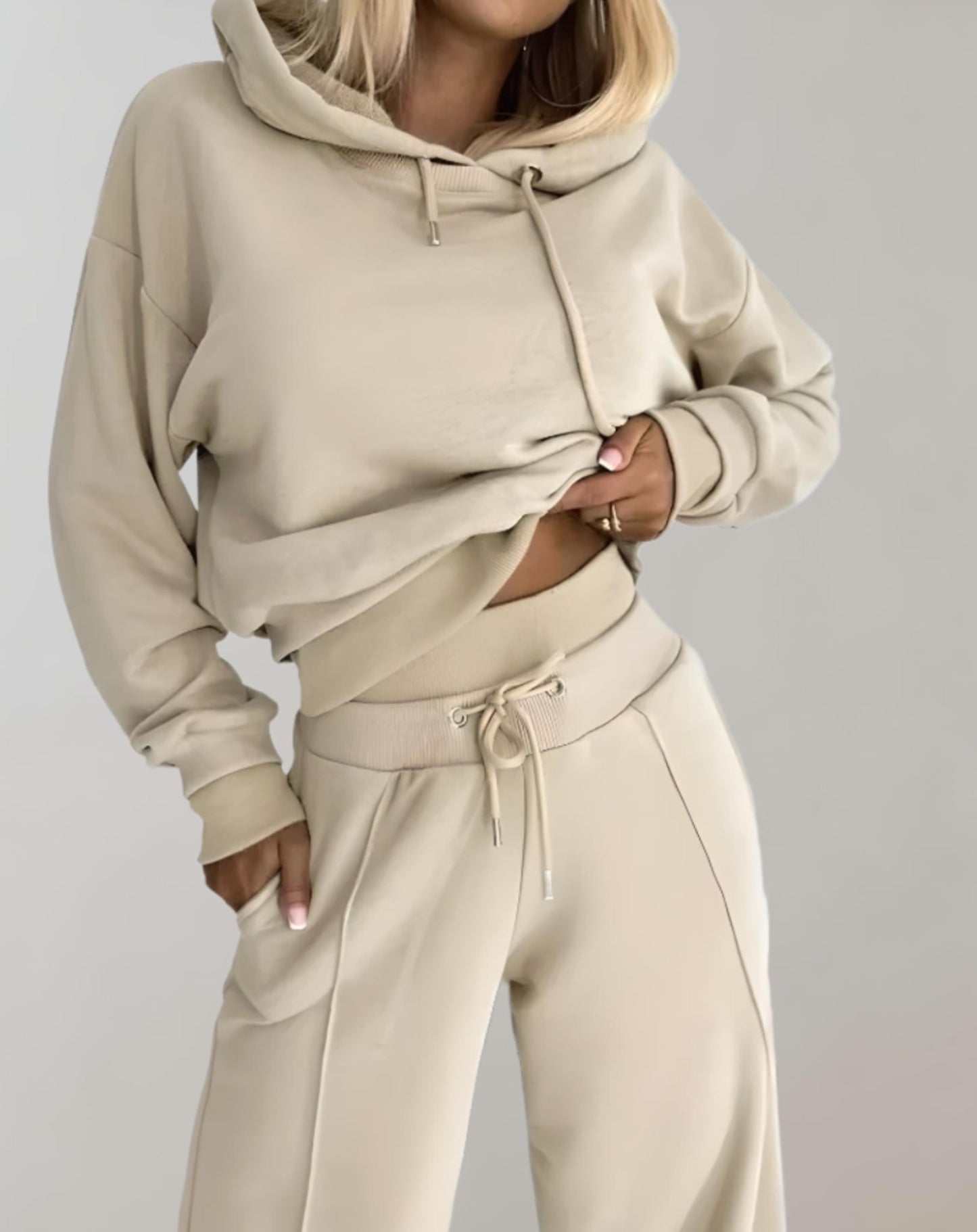 Zweiteiliger Frauenanzug mit Kapuzenpulli und Wide-Leg-Hosen Trendy