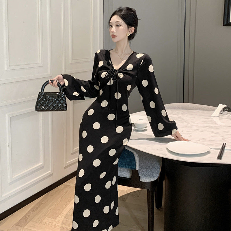 BerlinGlamour Kleid mit Polka Dots, V-Ausschnitt, Kordelzug und Laternenärmeln