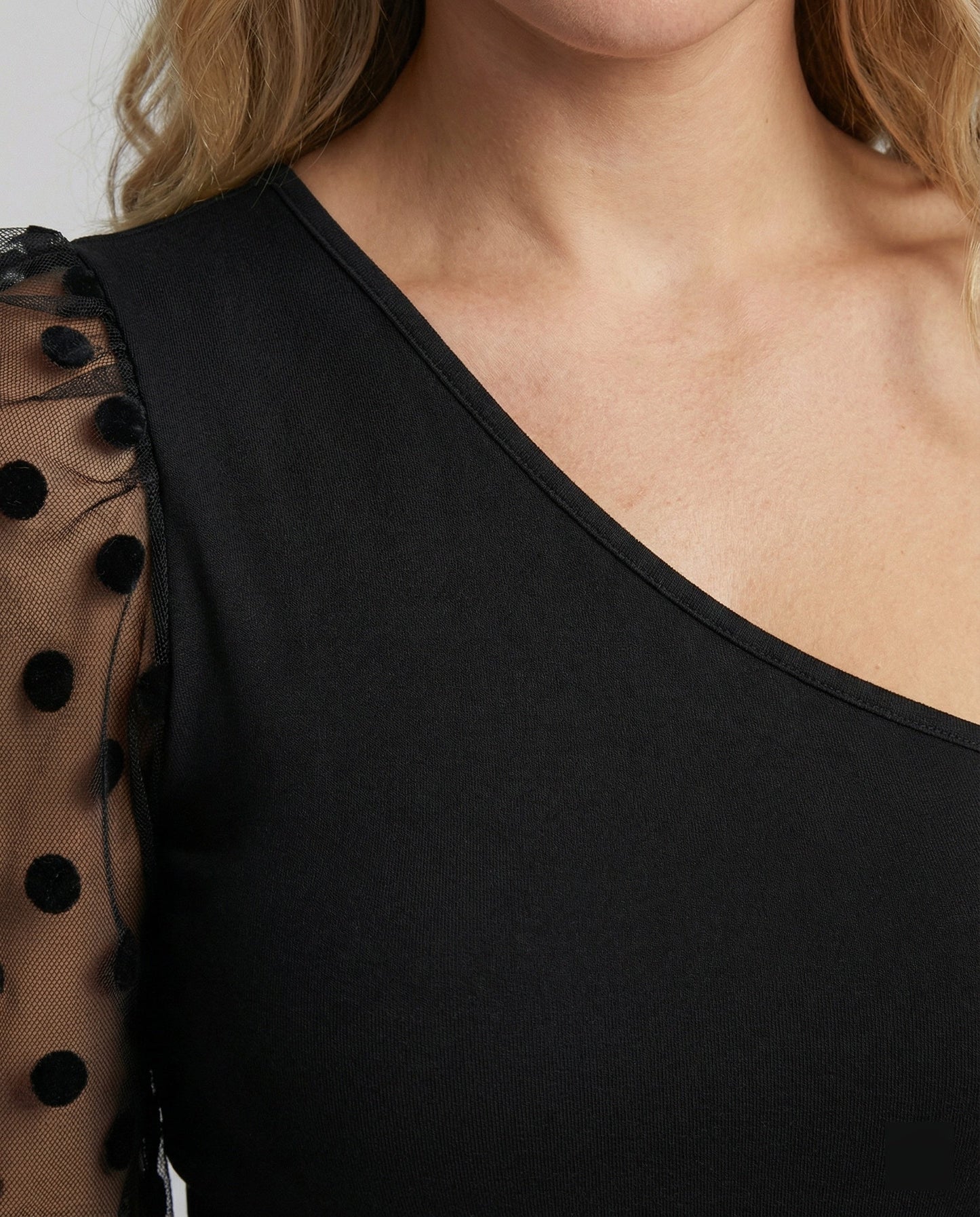 Elegantes Damen Bodysuit mit Asymmetrie und Puffärmel