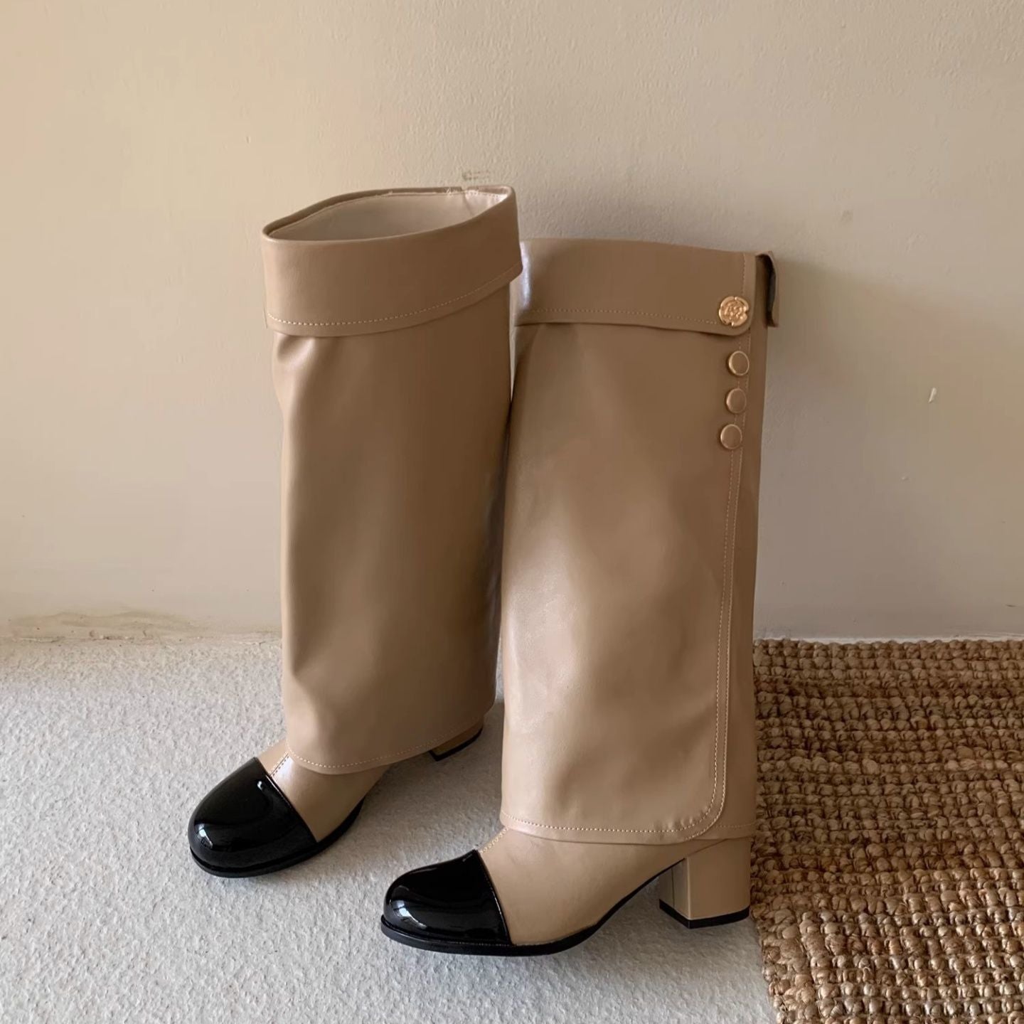 Damen Stiefel Elegante Blockabsatz Knöpfchen Detail Schuhe