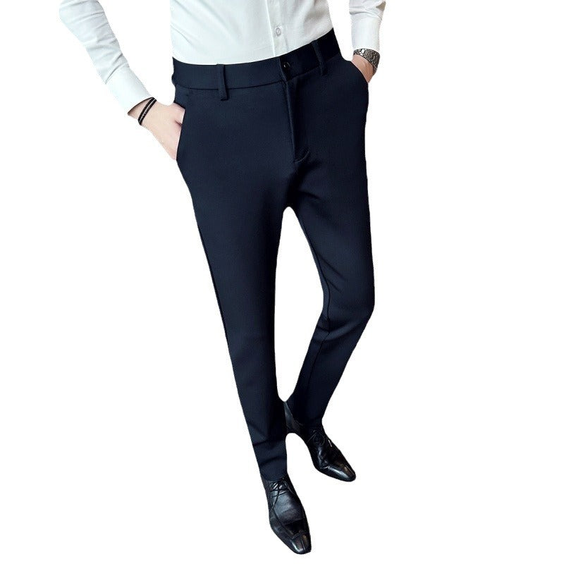 Moderne Stretch-Hosen-Anzughose aus leichtem Material mit seitlichen Taschen, die für den modernen Mann geeignet sind. Diese Hose ist besonders bequem, komfortabel und bietet viel Bewegungsfreiheit.