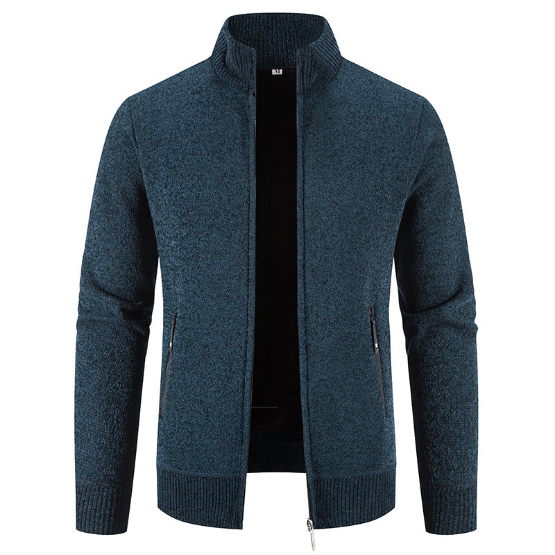 Elegante Strickjacke mit hohem Kragen und praktischen Reißverschlusstaschen BerlinGlamour.