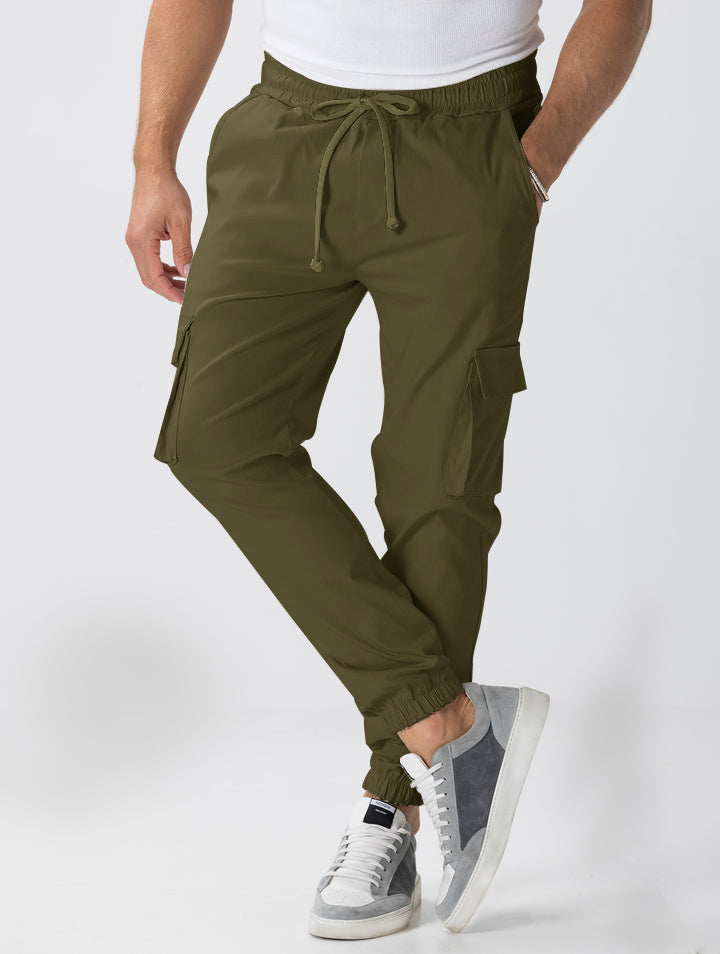 Herren Cargo-Hose mit elastischem Bund und praktischen Seitentaschen BerlinGlamour - das ist der perfekte Begleiter für jeden, der seine Freiheit liebt und immer unterwegs ist. Die neue Kol