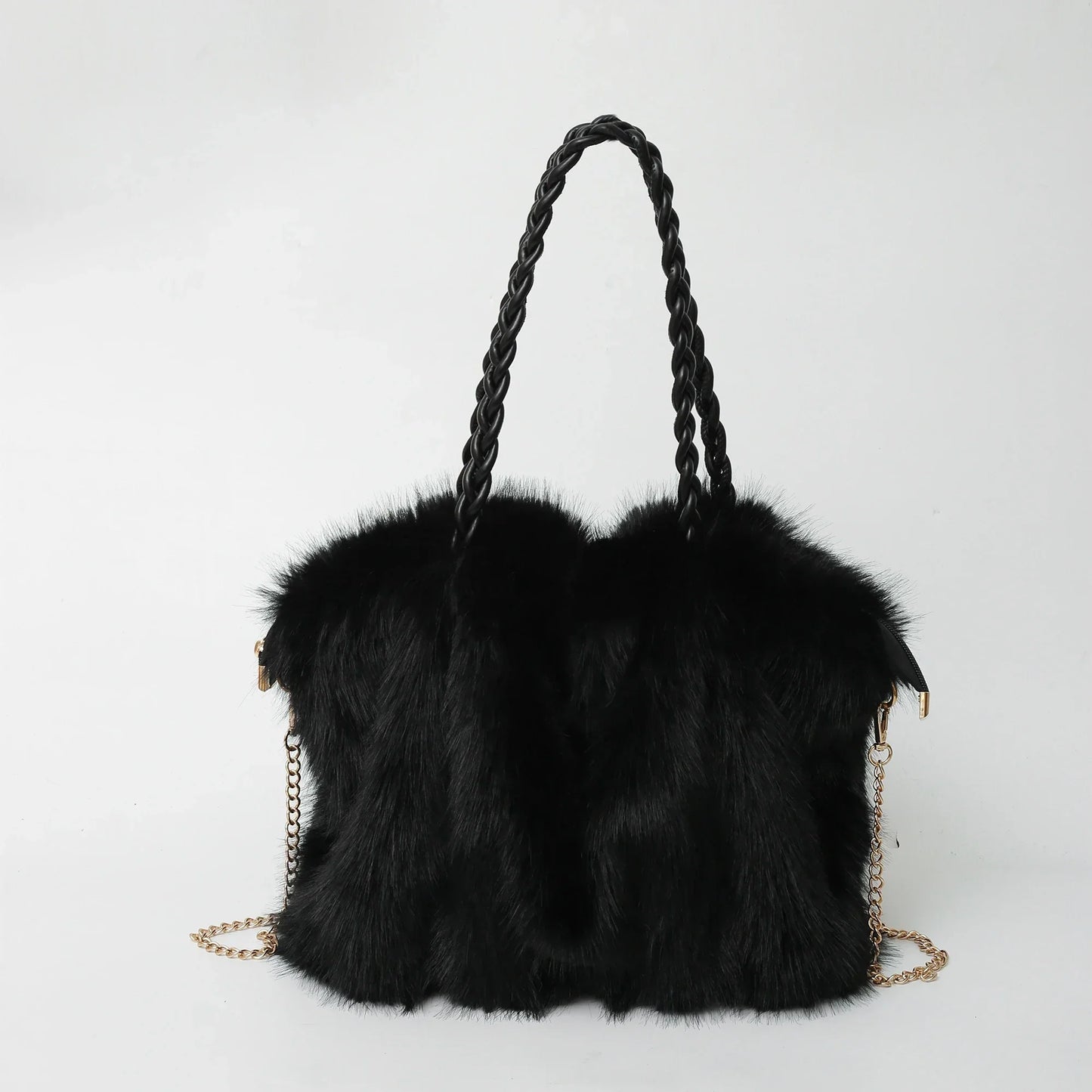 schwarze fluffy handtasche mit geflochtenem henkel und goldkette