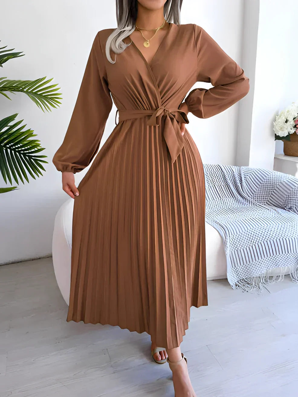 Langes Faltenkleid mit V-Ausschnitt, langen Ärmeln und Bindegürtel