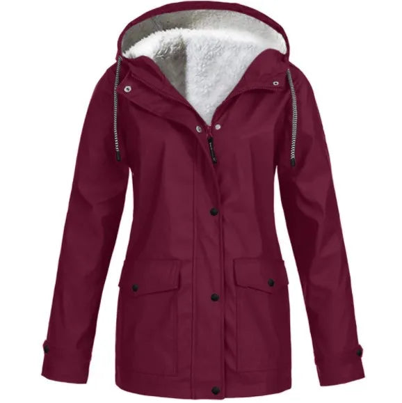 Burgund wind- und wasserdichte Outdoorjacke mit zwei Seitentaschen auf weißem Hintergrund
