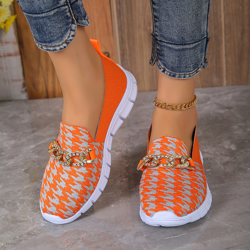 Sommerlicher Damenschuh: leicht, bequem, mit Strasskette