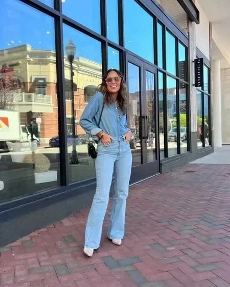 Hohe Frauenjeans Flared Stilvoll Trendy