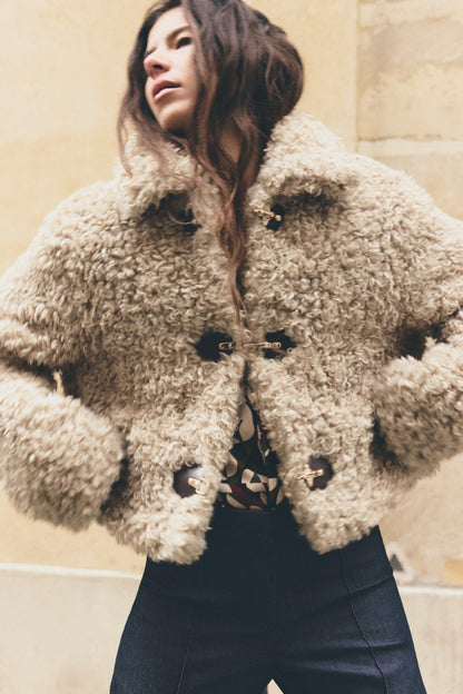 Teddyjacke Beige Faux Fur Warm mit Schnallen Kuschel Effekt - BerlinGlamour