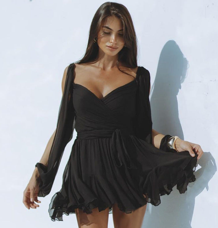 Modernes, schulterfreies Kleid mit weiten Ärmeln
