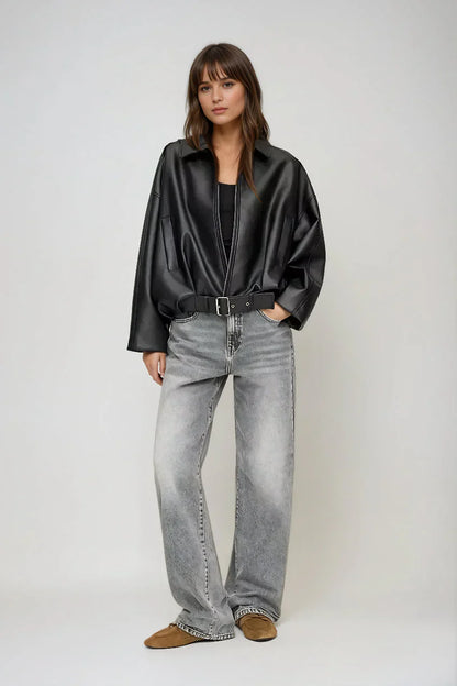 frontansicht dunkelbraune jacke mit zip und breitem taillengürtel