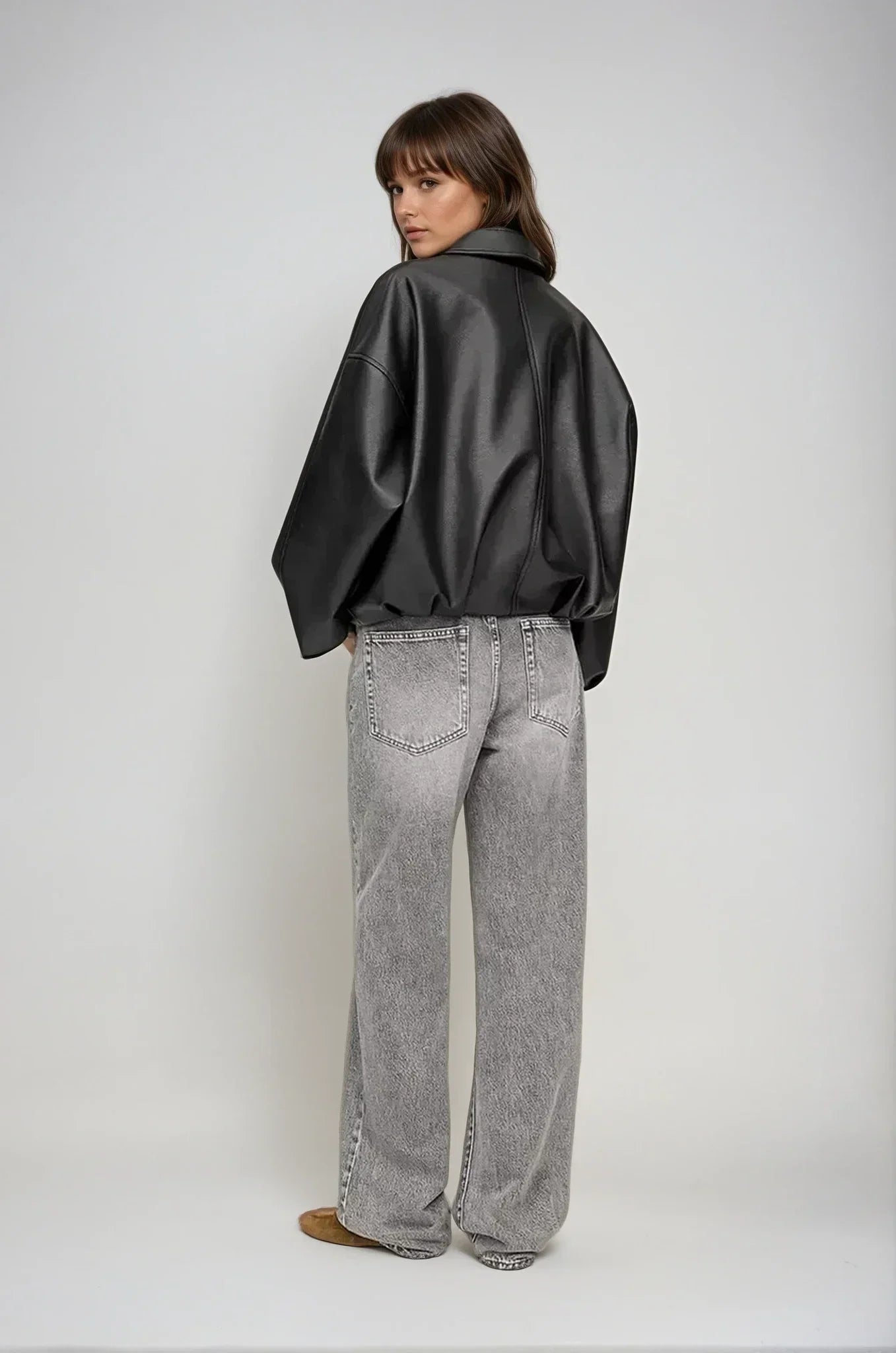 flatlay dunkelbraune oversized vegan-leder jacke mit gürtel