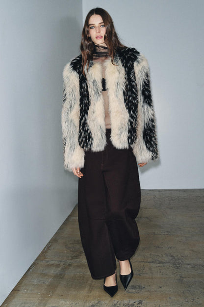 Solayne fluffy statement coat schwarz creme Full-Body Look
