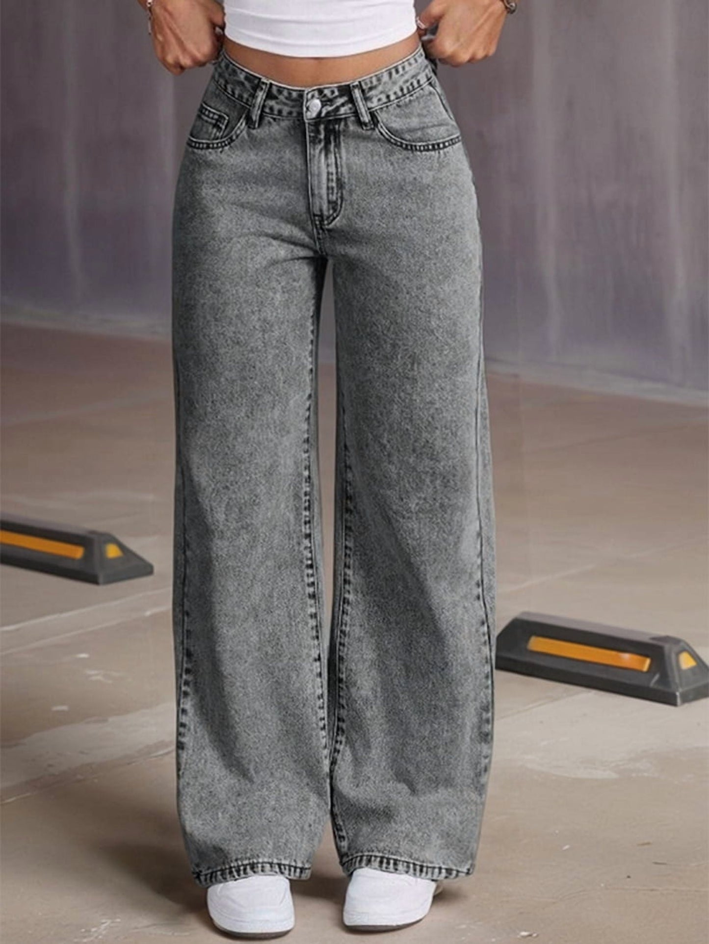 Vorderansicht einer grauen High Waist Wide Leg Jeans mit weitem Bein