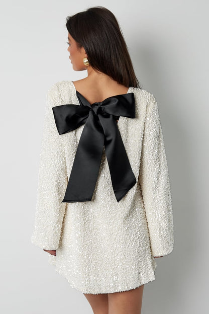Livia Glitzer Mini Kleid in Weiß mit Satinschleife hinten