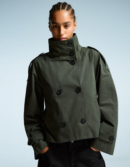 grun kurzer trenchcoat mit bindegürtel flach fotografiert