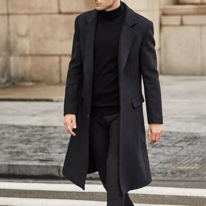 Klassischer Herren Mantel, perfekt für den anspruchsollen Herrn, der sich für Eleganz und Sophistikation begeistert. Perfekt für den, der seine Garderobe und sein Auftreten im Fre