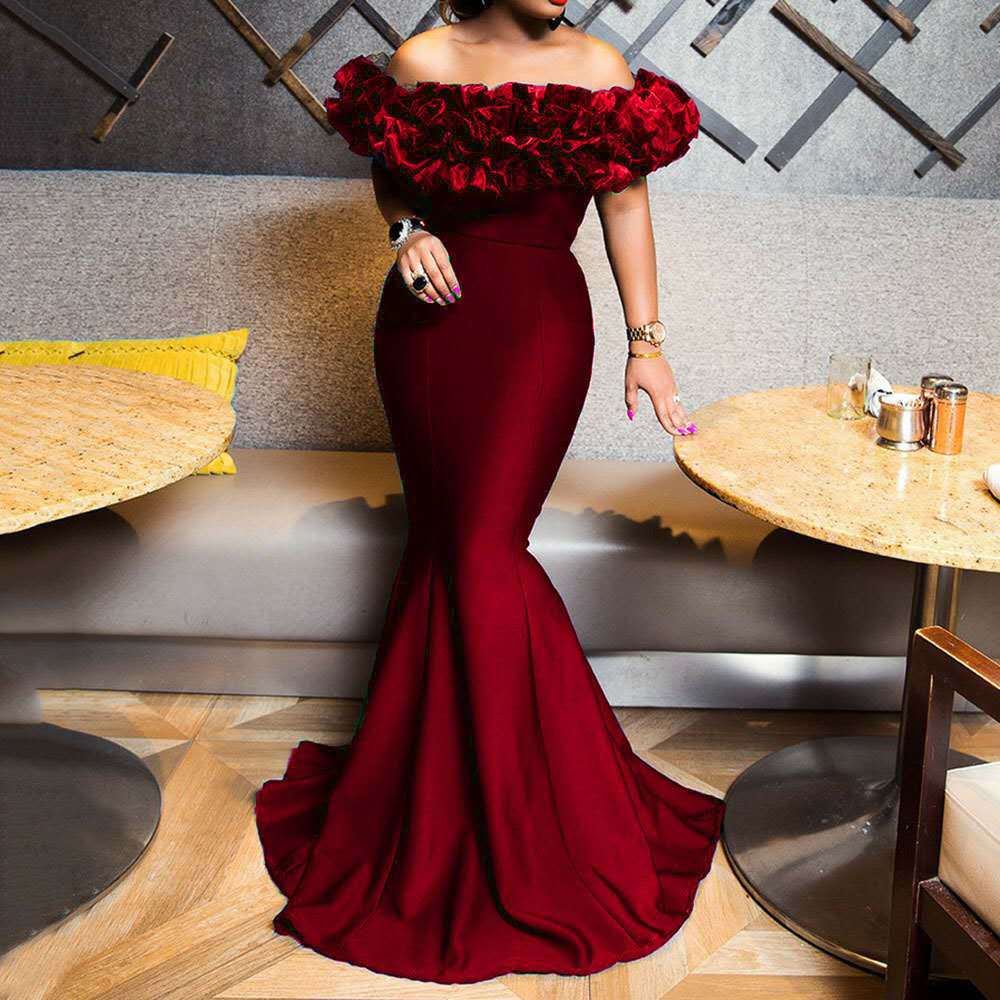 Figurbetontes Mini-Kleid mit Rüsche und Schulterzug