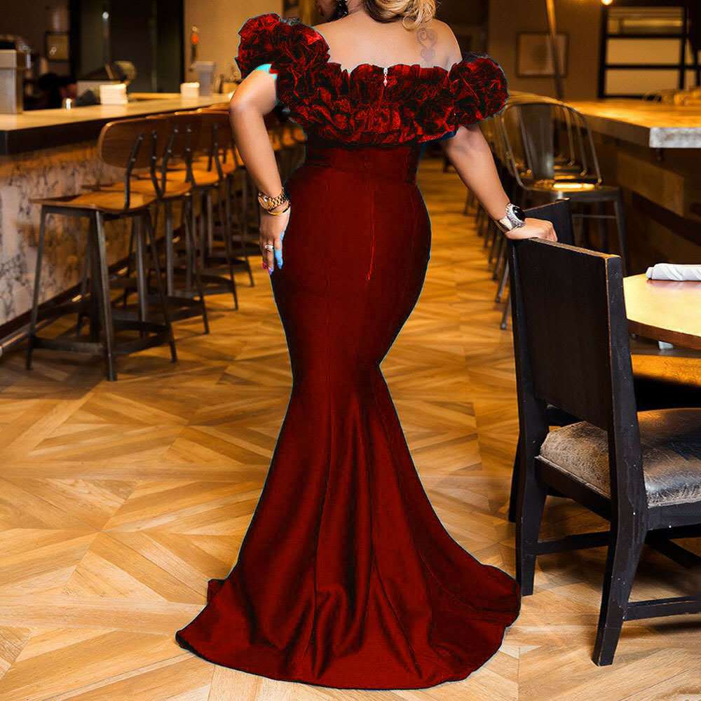 Figurbetontes Mini-Kleid mit Rüsche und Schulterzug