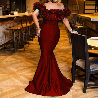 Figurbetontes Mini-Kleid mit Rüsche und Schulterzug