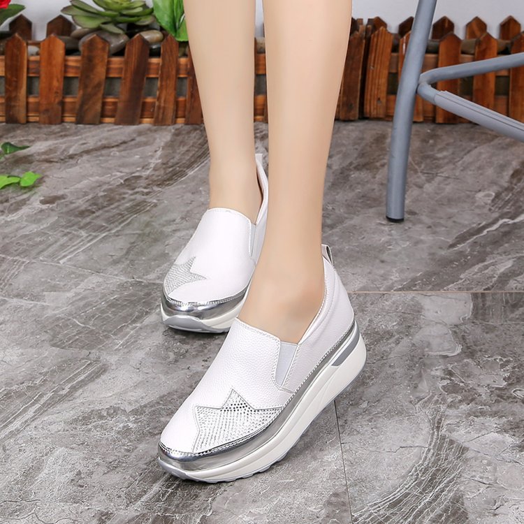 Damen Sneaker Glitzernde Oberfläche Komfort Sohle - BerlinGlamour