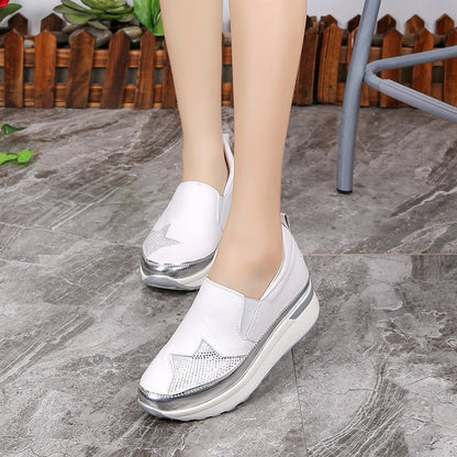 Damen Sneaker Glitzernde Oberfläche Komfort Sohle - BerlinGlamour