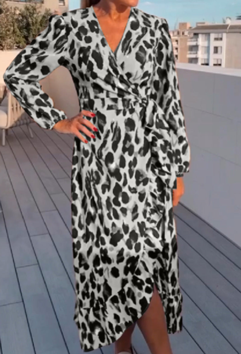 BerlinGlamour Langarmkleid mit sexy V-Ausschnitt und Leopardenmuster