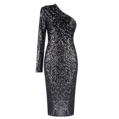 Abendkleid von BerlinGlamour mit schrägen Kragen und glänzenden Pailletten