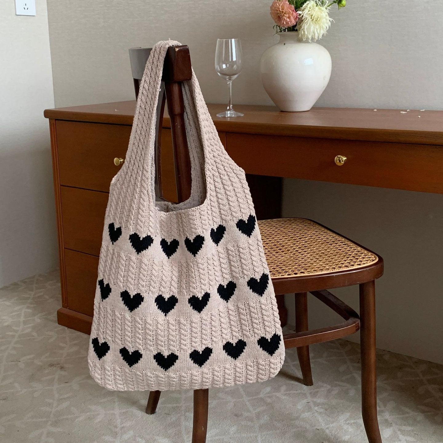 Handgestrickte Einkauftasche mit Herz-Motiv