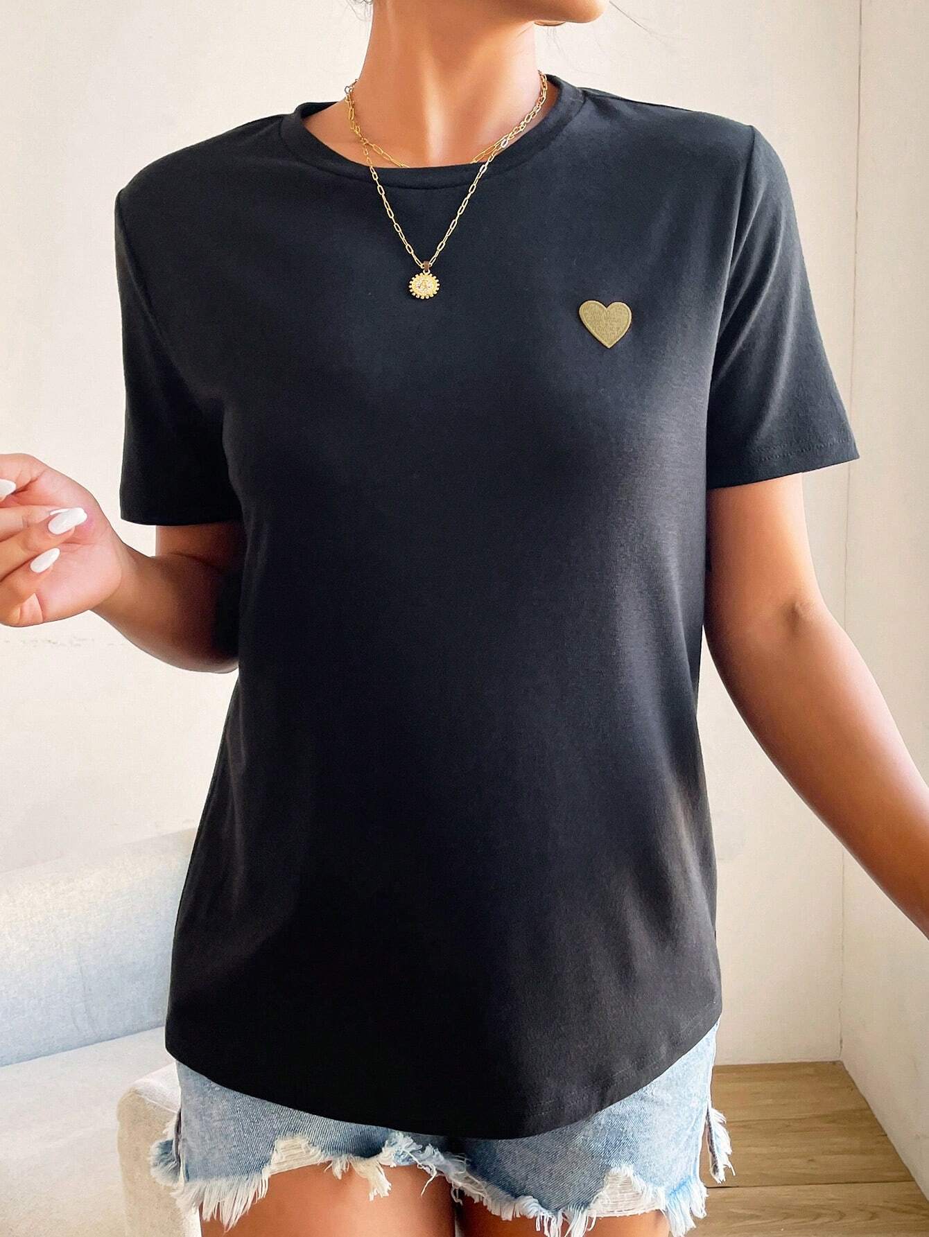 Einfaches Damen T-Shirt mit Herz Dekoration