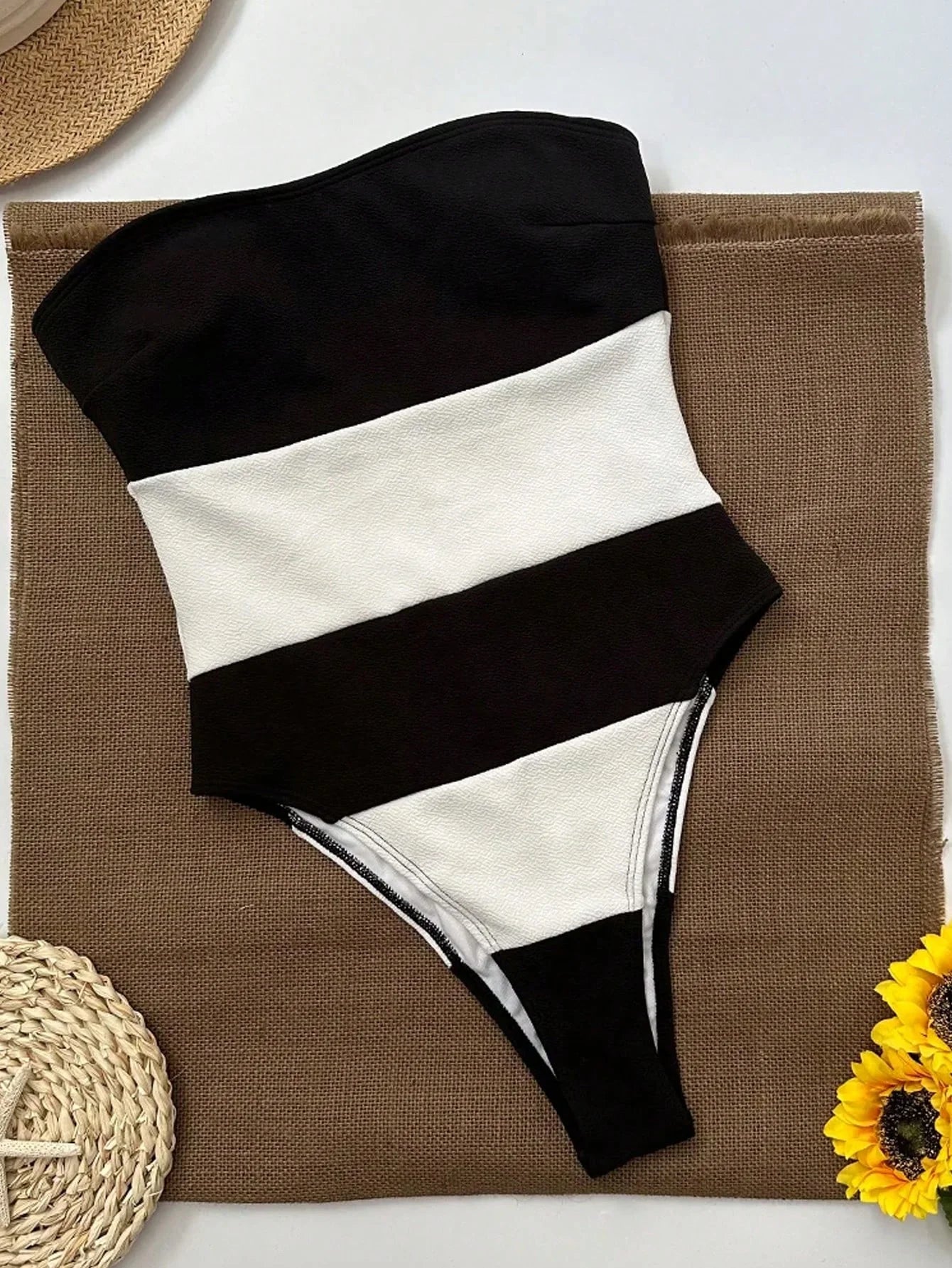 Schulterfreies Einteiler-Schwimmen-Oberteil High-Leg mit Kontrast