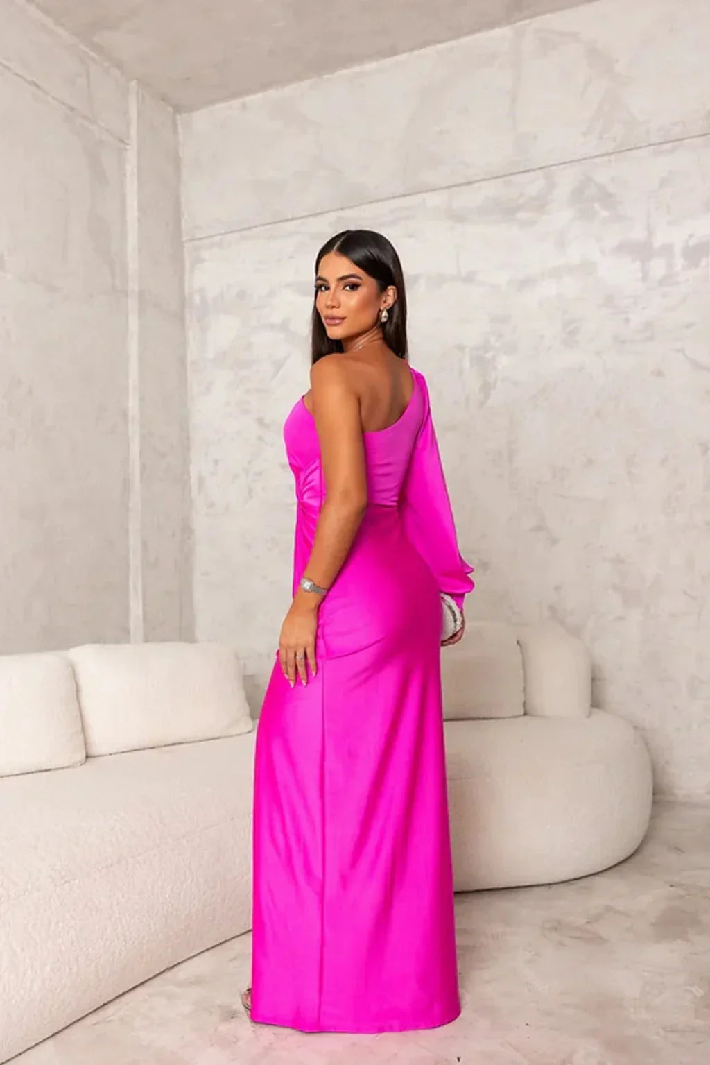 Elegantes One-Shoulder Satinkleid mit Schlitz und Drapierung
