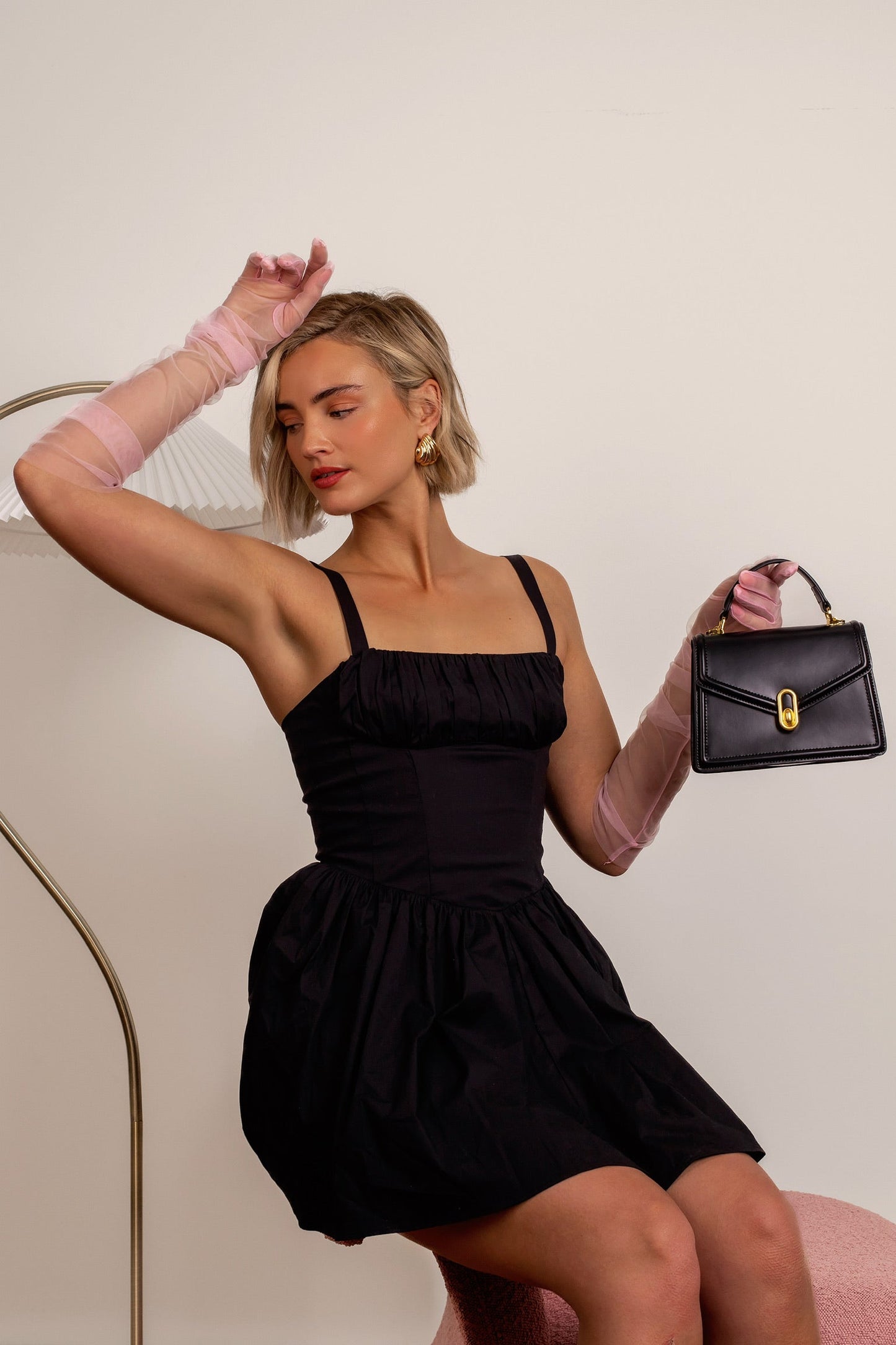 Elegante Damenhandtasche mit Top-Handle und Gold-Verschluss