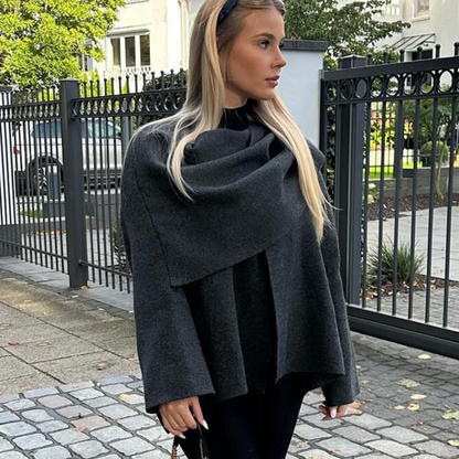 Harpera Cape in dunkler Farbe getragen
