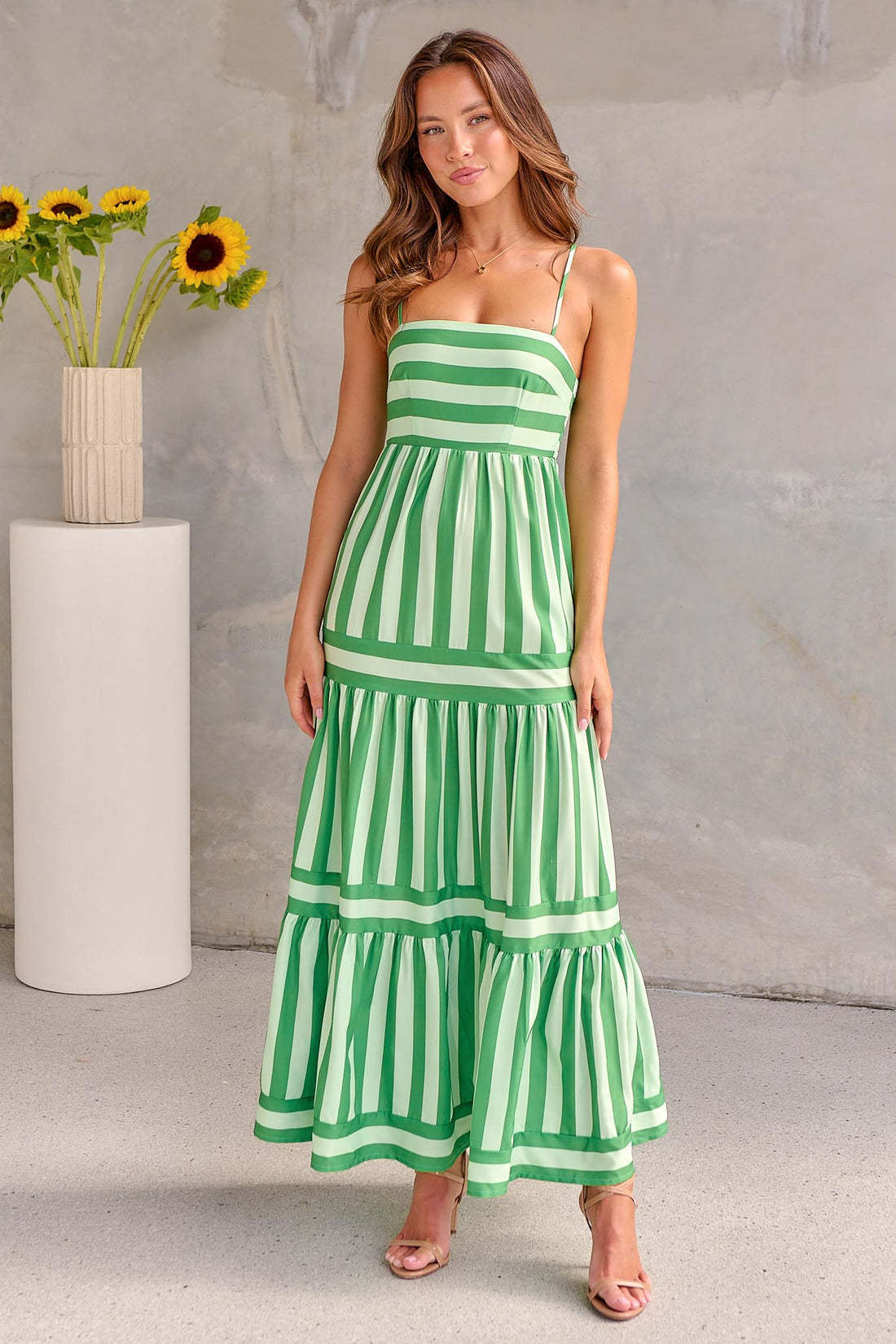 Modisches gestreiftes Maxikleid mit Taschen von BerlinGlamour: Quadratischer Ausschnitt, Rückenfrei, ideal für den Strandurlaub.