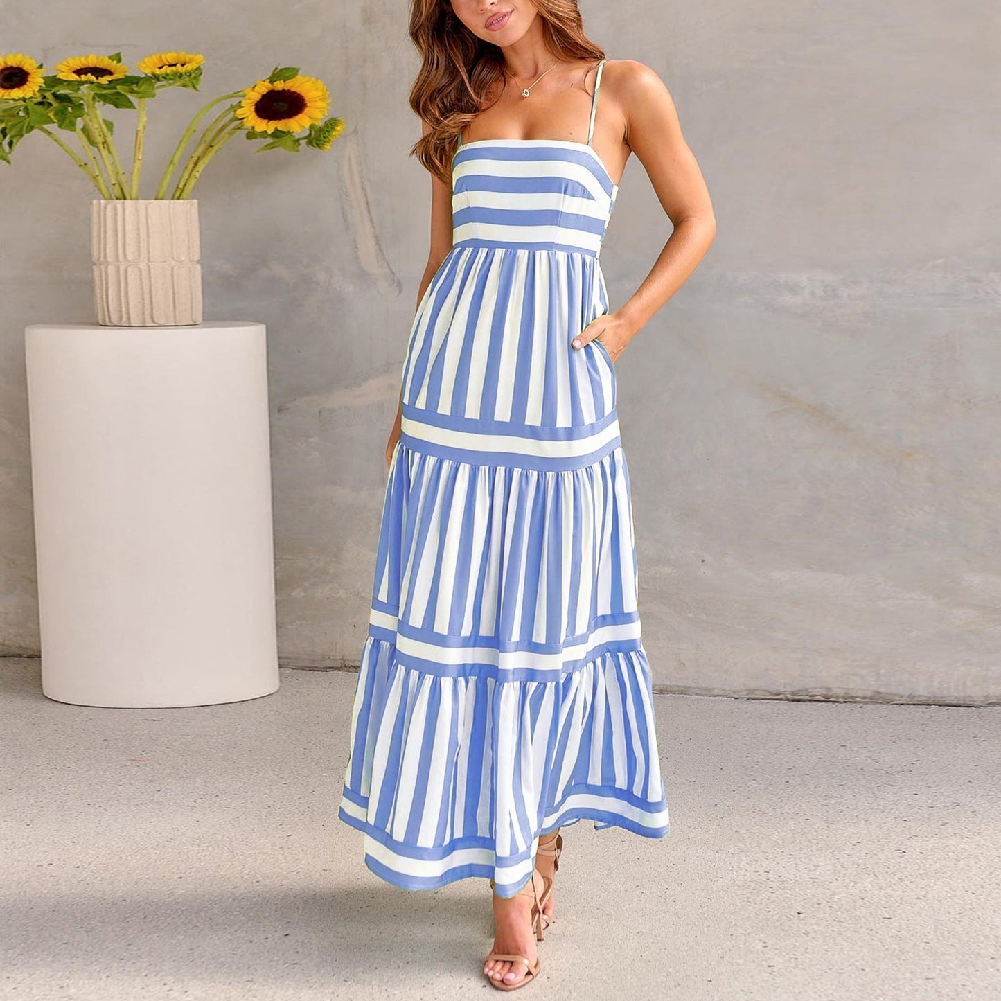 Modisches gestreiftes Maxikleid mit Taschen von BerlinGlamour: Quadratischer Ausschnitt, Rückenfrei, ideal für den Strandurlaub.