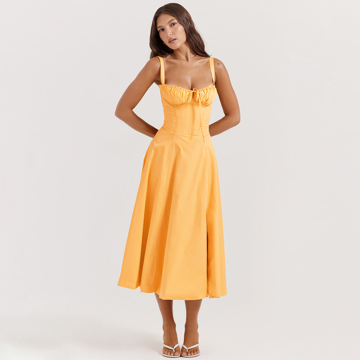 BerlinGlamour Sommerkleid: schmal geschnittenes Überknielanges Kleid mit Rückenausschnitt