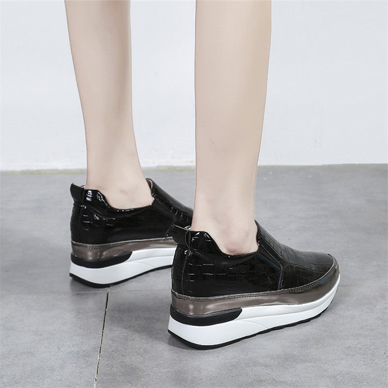 Damen Sneaker Slip-On Modern Lackleder Metallic Detail