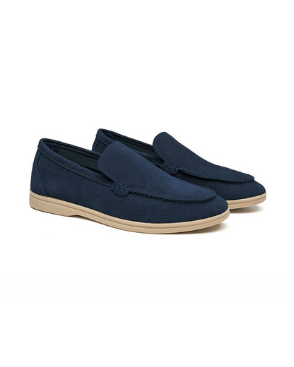 Blauer Pullover Zopfmuster mit Wildleder Loafer Passendes Herren Outfit