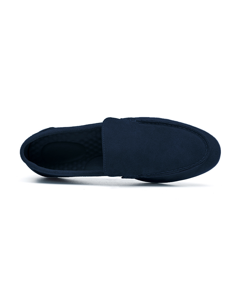 Blauer Pullover Zopfmuster mit Wildleder Loafer Passendes Herren Outfit