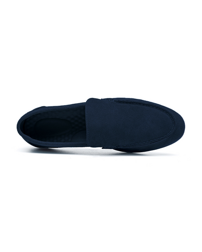 Blauer Pullover Zopfmuster mit Wildleder Loafer Passendes Herren Outfit
