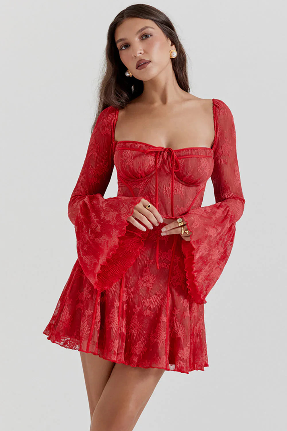 Rotes Spitzen-Mini­kleid „Evelyn Grace“ – Frontansicht, Trompetenärmel